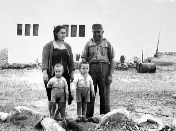 María Luisa Díez Alcoba su esposo el cabo 1º de la Guardia Civil Juan Rubio Martos y sus dos hijos en Tabelcut días antes de ser hechos prisioneros.