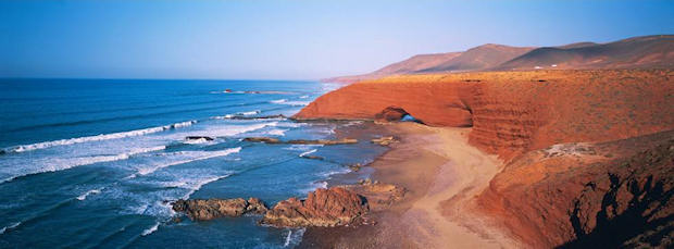 Uno de los arcos de arenisca en la playa de Legzira, entre Mirleft y Sidi Ifni, en la costa marroquí. TUUL Y BRUNO MORANDI (Age Fotostock)