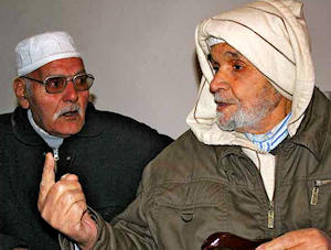 Mohamed Abderraman (izquierda), de 89 años, junto a Mohamed Bensaled, de 98 años, ambos ex combatientes /E.Calvo