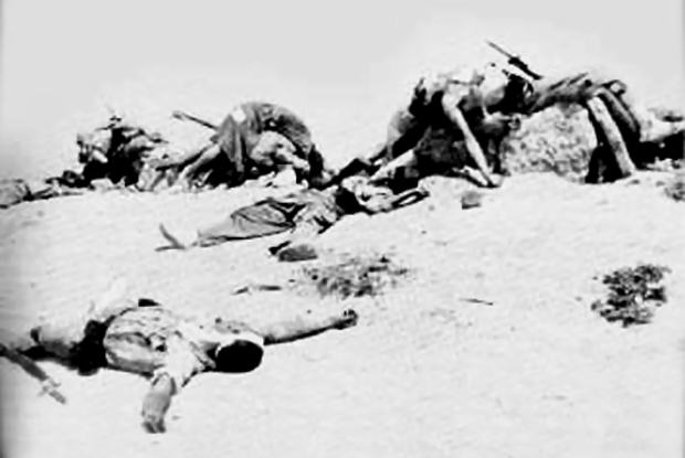 Legionarios muertos cerca de Sidi Ifni después de un ataque del ELM, 1957. (Fuente: Arxxiduc)