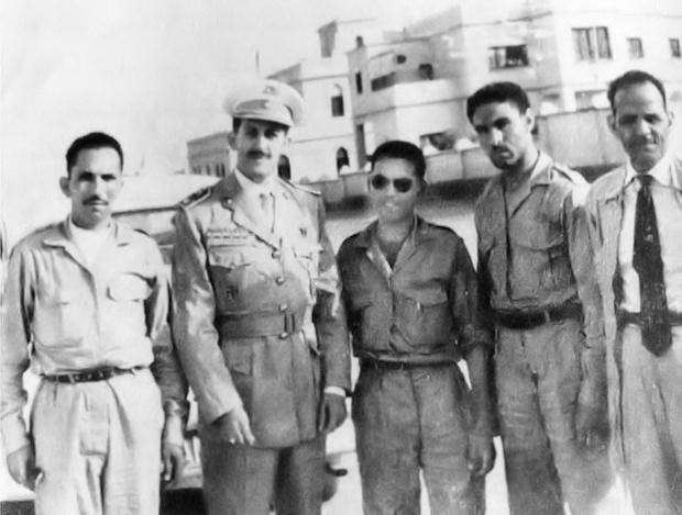 Comandantes de campo del ELM reunidos con el Coronel español para negociar el paso a través de la frontera. De la izquierda a la derecha: Ben Hamou, el Coronel Chass (España), Manouzi, Benacher y Bouida.