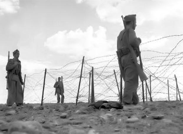 Soldados españoles que guarnecen puestos de avanzada cerca de El Aaiún (probablemente entre 1957-58) - Foto El País