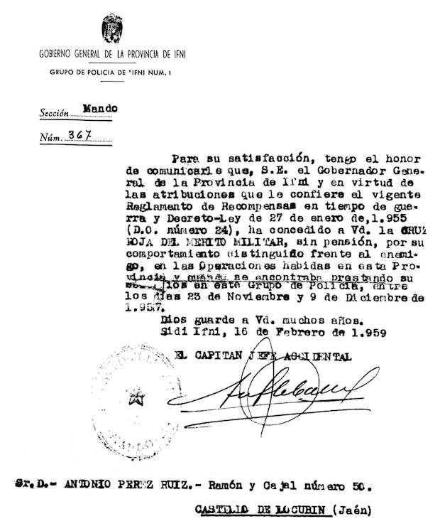 Escrito en el cual se le concede, a propuesta del gobernador general de Ifni, al cabo Antonio Pérez Ruiz la 'Cruz Roja al Mérito Militar' por su comportamiento distinguido frente al enemigo.