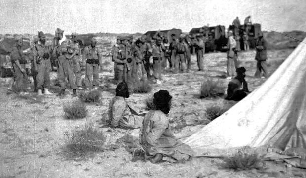 Un grupo de prisioneros del combate de Uara custodiados por fuerzas de La Legión en el Sáhara.