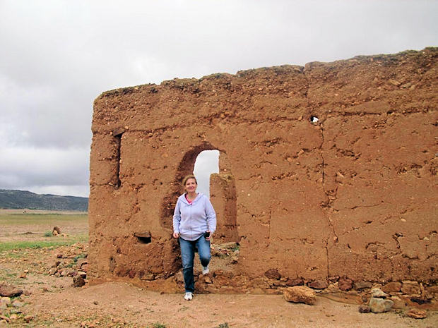 Teresa Osorio junto a las ruinas del lugar donde su tío fue asesinado.