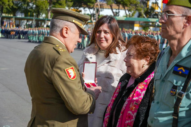  Emotiva entrega de la condecoración a la hermana del legionario desaparecido en combate hace 65 años. (Ejército de Tierra)