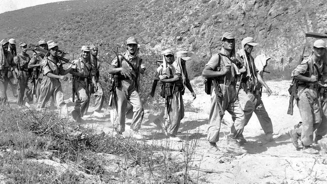 Soldados de patrulla durante la guerra.
