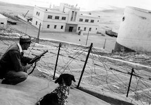 Tras el intento de invasión del 23 de noviembre de 1957, el ejército rodeó la ciudad de Sidi Ifni de un perímetro defensivo que incluía alambre de espino, trincheras, búnkeres y barricadas. Fotografía: Archivo Contijoch.