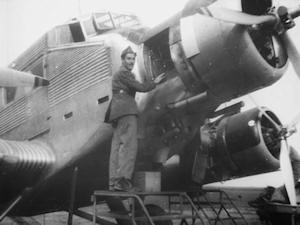 El ejército español utilizó en Ifni a los venerables Junkers (en la foto) y Heinkel alemanes, veteranos de la II Guerra Mundial. Fotografía: Archivo Contijoch.