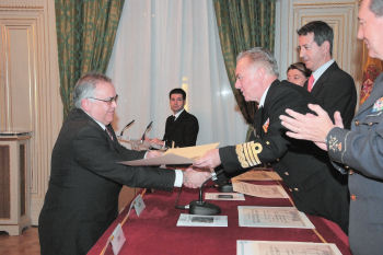 Juan Carlos, recibiendo el Diploma de Honor de la Armada. Diciembre de 2008