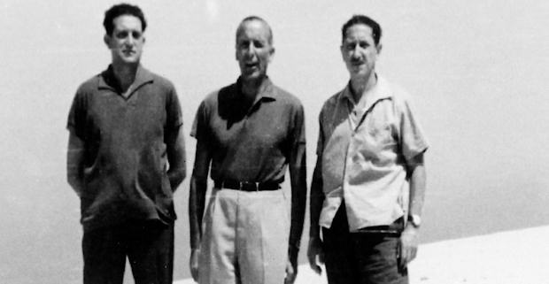 Fernando Álvarez de Miranda, Joaquín Satrústegui y Jaime Miralles, deportados en Fuerteventura en 1962.