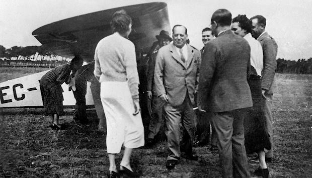  Última fotografía del general Sanjurjo (centro), antes de subir al avión que debía llevarle a Burgos. (EFE)