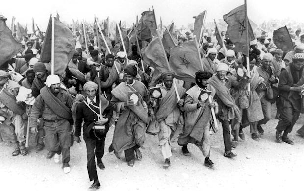 Manifestantes marroquíes en la Marcha Verde en el Sáhara Occidental en 1975. (UPI/EFE)