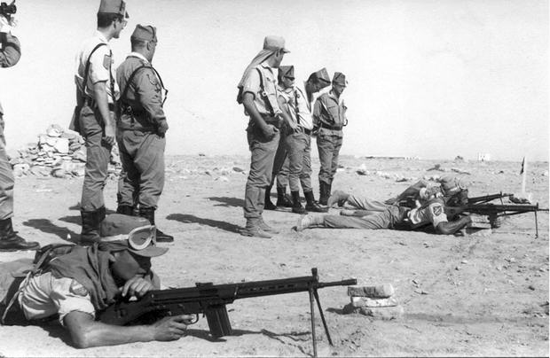 Unidades del Tercer Tercio de la Legión durante un ejercicio de instrucción de tiro en el Sahara en 1958. (Foto: Flickr-Ejército de Tierra)
