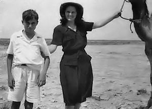 Alberto Vázquez Figueroa con su tía Fanny en las proximidades del Cabo Juby, en 1950.