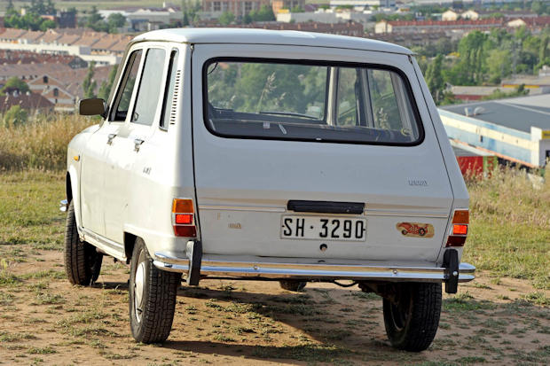  Renault 6 con matrícula del Sáhara. 