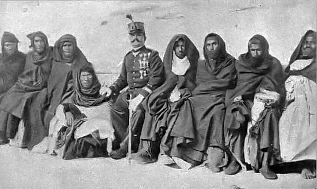 El Coronel Bens con indígenas marroquíes.