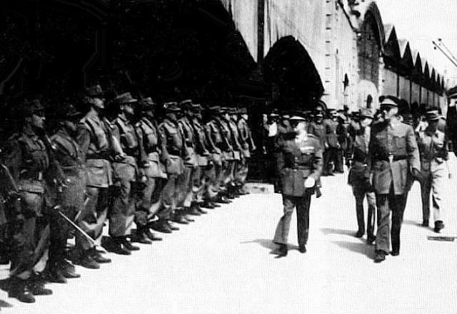 Fuerzas del Regimiento de Infantería Guadalajara nº 20 son revistadas, en el puerto de Valencia, a su regreso del Sáhara.