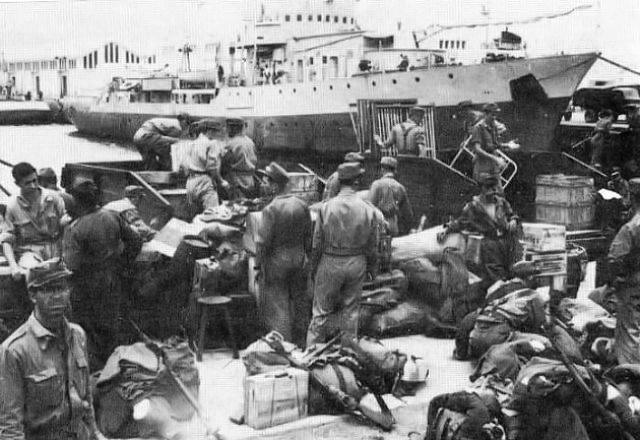 Embarque de tropas del Rgto. Guadalajara nº 20 con destino al Sáhara, en Canarias. Los soldados proceden de la Península.