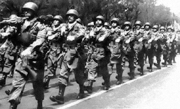 Paracaidistas desfilando en Madrid el 18 de julio a finales de la década de 1950. 