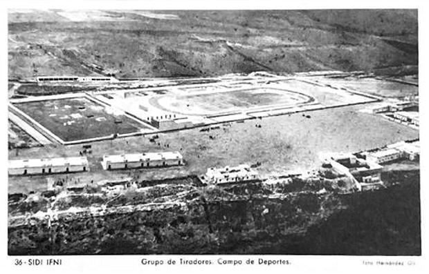 Figura 1. Tarjeta Postal. 36 – SIDI IFNI. Grupo de Tiradores. Campo de Deportes. Foto Hernández Gil (archivo del autor).