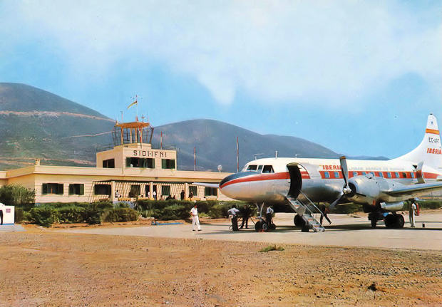 Convair CV-440 Metropolitan de Iberia (EC-ART), en Sidi-Ifni. (Foto: Archivo Tomás Paz)