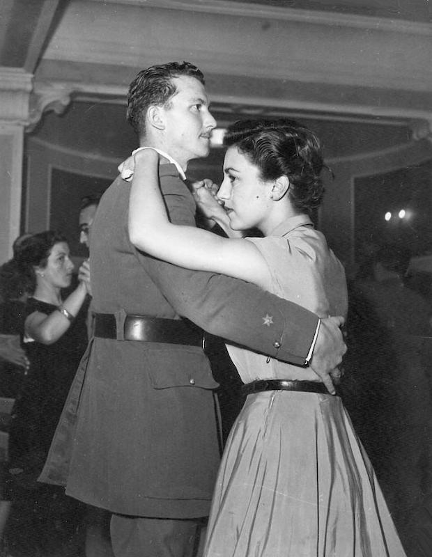 Ana María Berger baila con su futuro marido en el casino de oficiales hacia 1953.