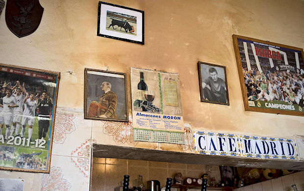  El Café Madrid, cuyas paredes están adornadas con fotografías de temática española, incluida una foto del dictador Francisco Franco. (Navia)