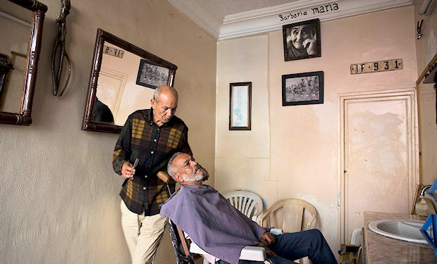  Hassan Aznaq, en su barbería, de la calle del Seis de Abril. El establecimiento lleva el nombre de María, en homenaje a María Güemes, una española que se negó a abandonar Sidi Ifni. La mujer solo salió de la ciudad para fallecer en un hospital de Casablanca en 2001. (Navia)