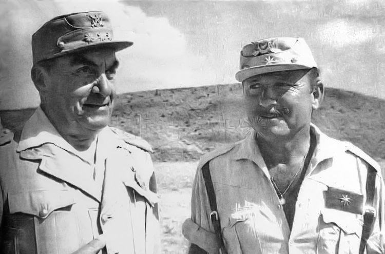 El coronel Guillermo Rodríguez González, jefe del Grupo de Tiradores de Ifni, y el comandante Pedro Ureta Aguirre, jefe del tabor de Regulares de Ceuta.