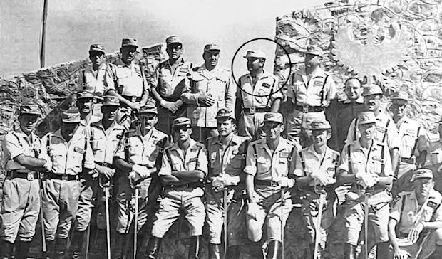 Jefes y oficiales del tabor durante una visita del coronel del Grupo de Triradores de Ifni. En el círculo el comandante del tabor, Pedro Ureta Aguirre. 