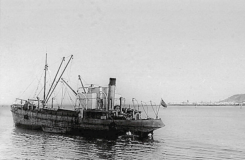 El buque 'Consuelo de Huidobro', en 1934, en aguas del puerto de La Luz