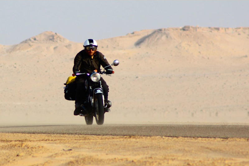En moto por la desértica península Río de Oro (Sáhara Occidental). / M. Silvestre