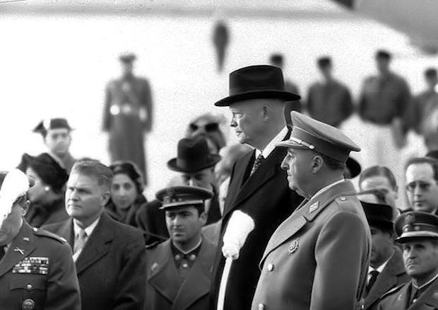 Franco recibe al presidente Eisenhower apenas un año después de acabar la guerra de Sidi Ifni. (Wikimedia Commons) 