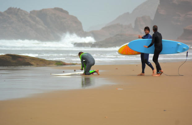 Surfistas en las instalaciones de Ifni Surf.