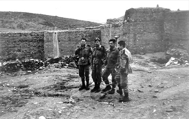 Un grupo de oficiales, compañeros del teniente Enrique Carrasco, en el mismo lugar (Alat Ida Ususgun) donde cayó muerto en un combate el teniente. Cedida por el coronel Pablo Cayuela.