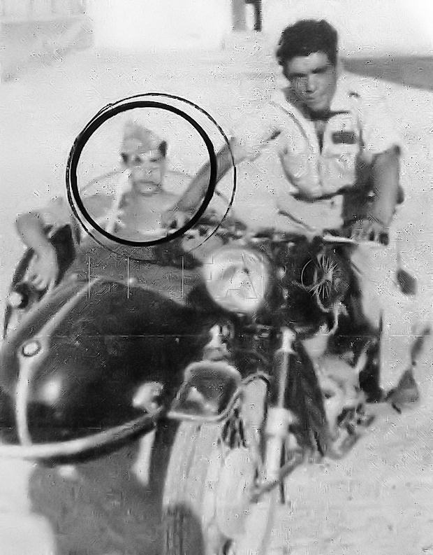 Alfonso Alsua en la moto conducida por el cabo 1º Serapio en un puesto de Ifni.