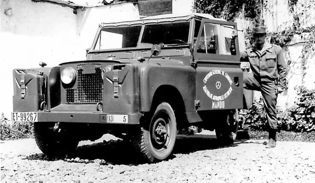 José Gato junto a un vehículo del ejército.