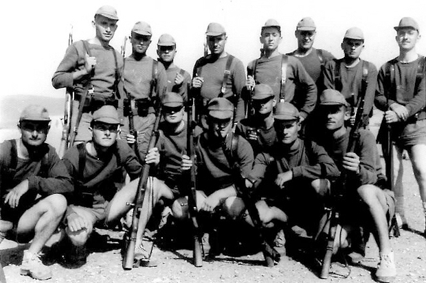 Grupo de soldados en Sidi Ifni. Abajo, a la izquierda, agachado, José Gato.