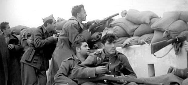 Soldados españoles durante los enfrentamientos en Sidi Ifni en 1957. (Foto: Aquellas armas de guerra)