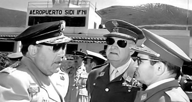 Gómez-Zamalloa (izquierda), con un grupo de generales en el aeropuerto de Sidi Ifni. (Foto Martínez)(Fuente: Ifnipedia.es)