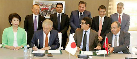 El Ministro de Agricultura y Pesca, Sr. Akhannouch, y el Embajador de Japón, Sr. Kurokawa, durante la firma del acuerdo para la instalación de una planta de producción de aceite de cactus en Sidi Ifni.