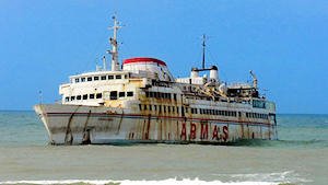 El barco 'Assalama' de Naviera Armas, que encalló sin causar víctimas el 30 de abril de 2008