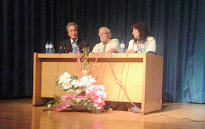 Adolfo Cano (centro) acomapñado por el paracaidista Emilio Simarro y la poetisa Conchi Izquierdo durante la conferencia.