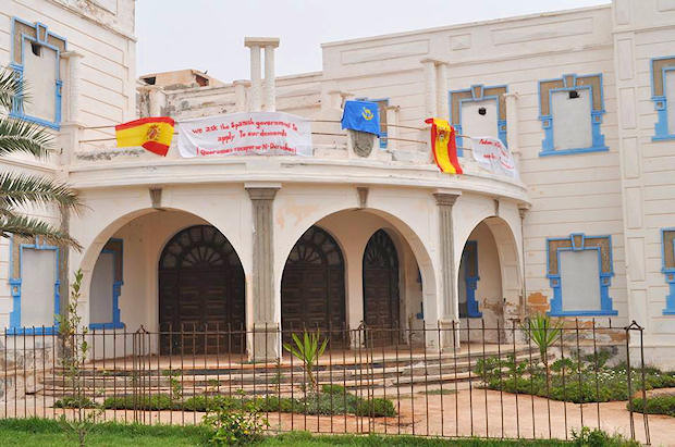 El edificio conocido por 'La Pagaduría' con las banderas españolas en su balcón.