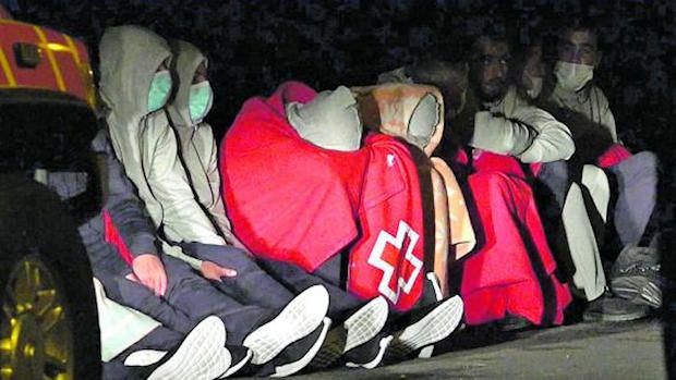 Algunos supervivientes del naufragio de la patera de Órzola se tapan con mantas tras ser rescatados. (Foto: EUROPA PRESS)