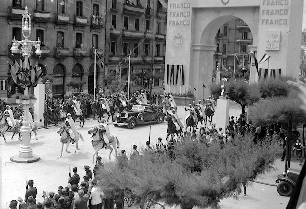La Guardia Mora de Franco, junto al dictador en San Sebastián. (Fondo Pascual Marín. Kutxa Fototeka)