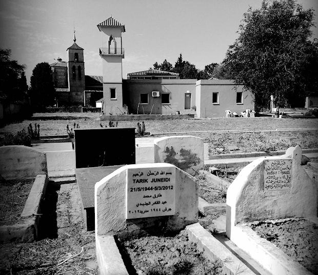 Lápidas y mezquita del cementerio militar musulmán de Griñón. Al fondo, la torre de la iglesia y el cementerio católico de la localidad. (Foto: M.R)