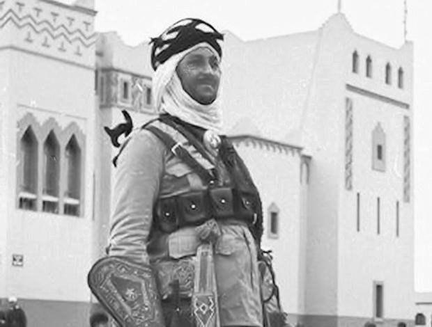 Un soldado saharaui reclutado por Franco, en la antigua colonia de Sidi Ifni. CRÓNICA