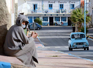 Un ciudadano marroquí descansa en la calle que alberga el Hotel Suerte Loca, que conserva la nomenclatura española. La ciudad marroquí de Sidi Ifni fue un protectoro español entre 1934 y 1969. Foto Fadel Senna (AFP).